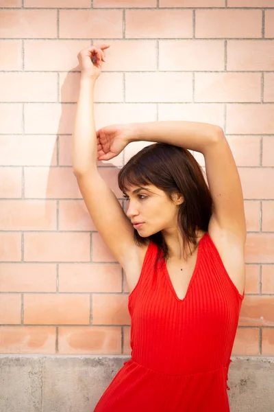 Портрет Стильної Молодої Жінки Позує Червоній Сукні Проти Цегляної Стіни — стокове фото