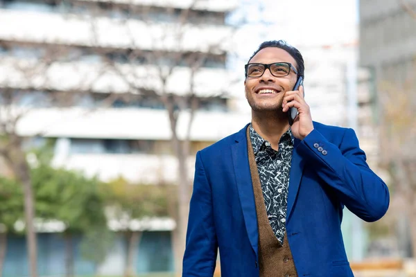 ハンサムな若い黒人実業家の肖像街の外のスマートフォンで歩くと話す — ストック写真