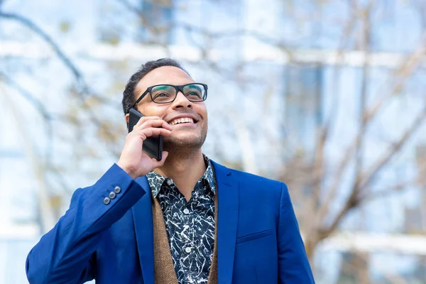 Закрыть Портрет Улыбающегося Африканского Бизнесмена Разговаривающего Мобильному Телефону Городе — стоковое фото