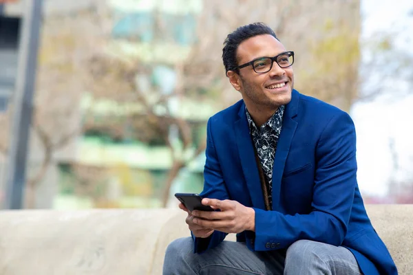 Πορτρέτο Του Χαρούμενου Νεαρού Αφροαμερικανού Επιχειρηματία Που Κάθεται Έξω Κινητό — Φωτογραφία Αρχείου