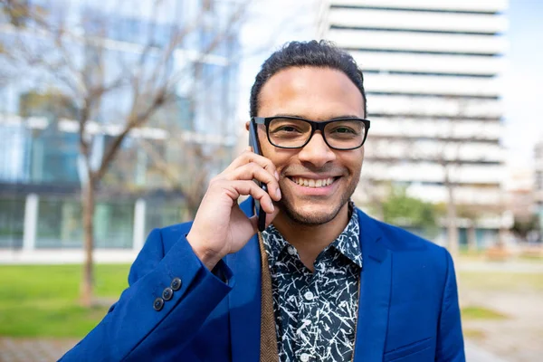 Närbild Porträtt Leende Afrikansk Amerikansk Affärsman Talar Mobiltelefon Staden — Stockfoto