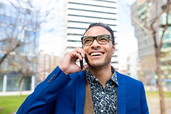 Detail Portrét Smějící Mladý Africký Americký Podnikatel Pomocí Mobilního Telefonu — Stock fotografie
