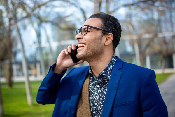 Gros Plan Portrait Joyeux Homme Affaires Métis Parlant Sur Téléphone — Photo