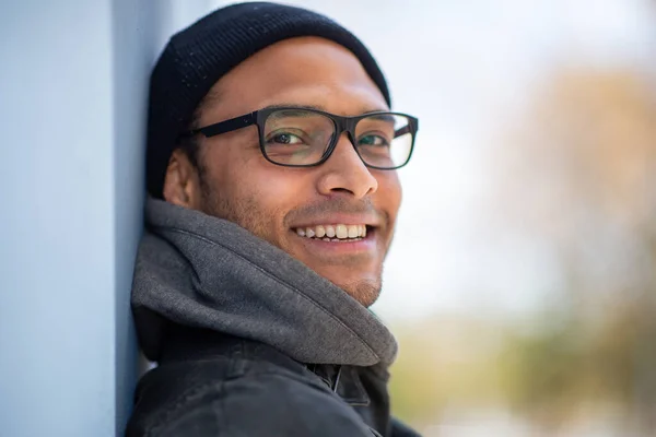 Gözlüklü Duvara Yaslanmış Gülümseyen Kameraya Bakan Yakışıklı Afro Amerikan Adamın — Stok fotoğraf