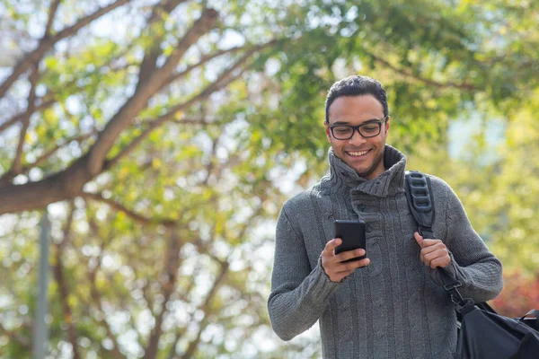 Porträtt Stilig Ung Blandras Man Med Mobiltelefon Väska Utanför — Stockfoto