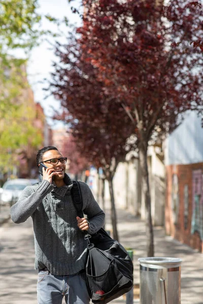 Портрет Счастливого Молодого Африканца Разговаривающего Мобильному Телефону Сумкой Улице — стоковое фото