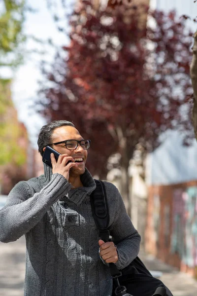 Portrét Usmívajícího Mladého Afričana Taškou Procházející Venku Mluvící Mobilním Telefonu — Stock fotografie