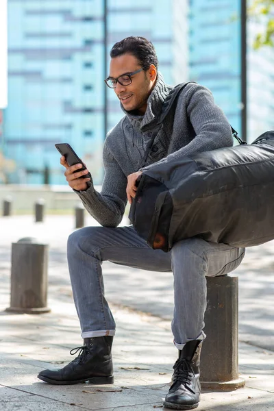 Портрет Молодого Африканского Американца Сидящего Снаружи Помощью Мобильного Телефона Дорожной — стоковое фото