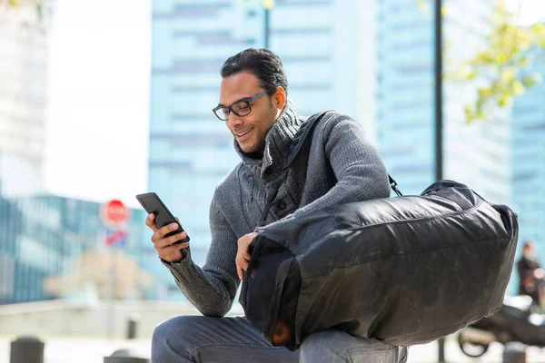 Портрет Красивого Молодого Многорасового Мужчины Сидящего Снаружи Помощью Мобильного Телефона — стоковое фото