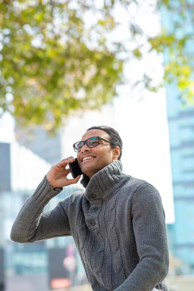Portrét Chladného Mladého Afrického Muže Svetrem Mluvící Mobilním Telefonu Procházející — Stock fotografie