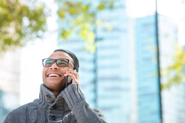 Detail Portrét Usmívající Mladý Afričan Chlap Brýlemi Mluvit Mobilní Telefon — Stock fotografie
