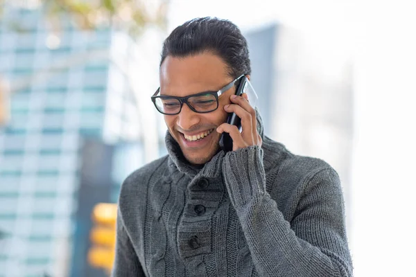 Närbild Porträtt Leende Ung Afrikansk Man Med Glasögon Talar Mobiltelefon — Stockfoto