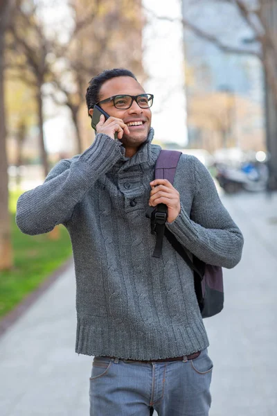 Portrét Dobře Vypadající Mladý Afričan Taškou Chodí Ven Mluví Mobilu — Stock fotografie
