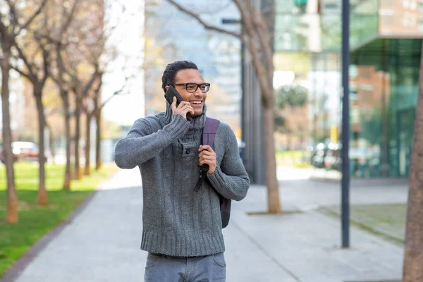 Портрет Веселого Молодого Африканца Сумкой Выходящего Улицу Разговаривающего Телефону — стоковое фото