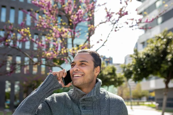 Detail Portrét Usmívající Mladý Afričan Mluví Mobilní Telefon Venku Městě — Stock fotografie