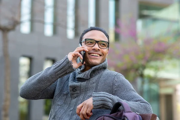 Porträtt Ung Afrikansk Man Talar Mobiltelefon Medan Sitter Bänken Utanför — Stockfoto