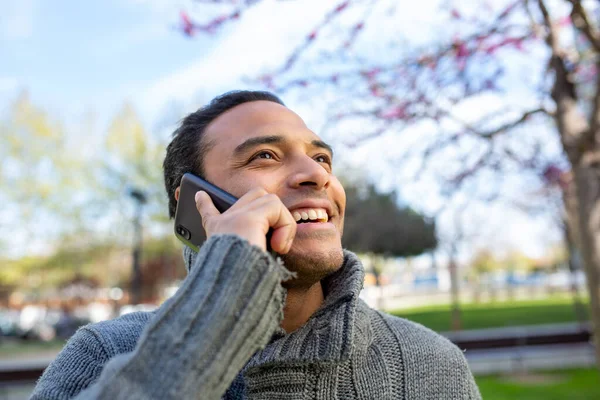 Şehrin Dışında Cep Telefonuyla Konuşan Yakışıklı Siyahi Bir Adamın Portresi — Stok fotoğraf