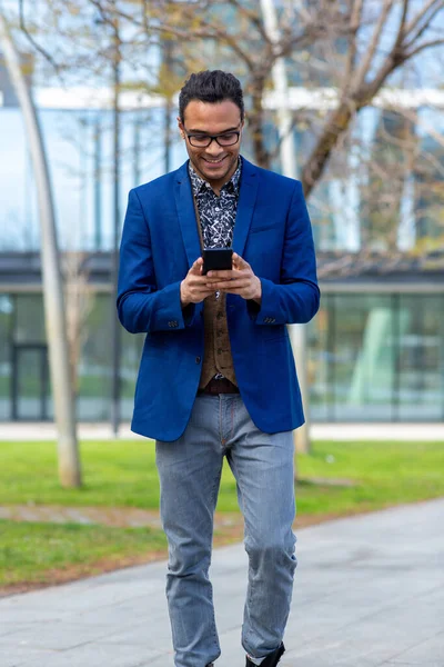 Porträtt Snygg Ung Man Som Använder Mobiltelefon När Går Staden — Stockfoto