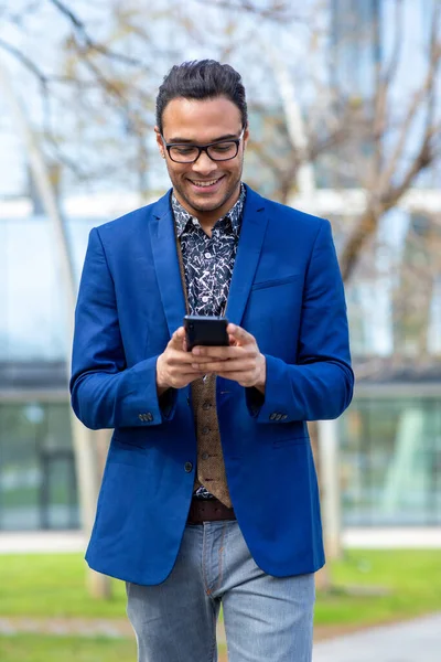 Retrato Belo Jovem Empresário Usando Telefone Celular Enquanto Caminhava Fora — Fotografia de Stock