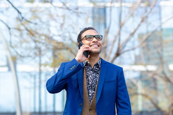 都会の外を歩く携帯電話で話すスタイリッシュな若いビジネスマンの肖像画 — ストック写真
