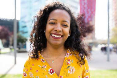 Dışarıdaki güzel, Afro-Amerikan kadının portresini yakın çekelim.