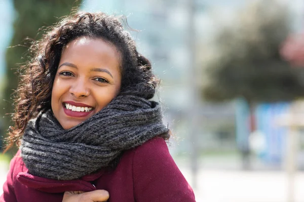 Dışarıda Kışın Atkıyla Gülümseyen Güzel Siyah Bir Kadının Portresi — Stok fotoğraf