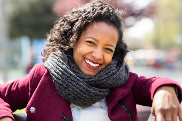 Retrato Cerca Una Joven Afroamericana Con Bufanda Invierno Afuera Sonriendo —  Fotos de Stock