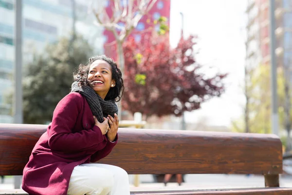Retrato Una Hermosa Joven Negra Sentada Afuera Ciudad Mirando Hacia —  Fotos de Stock