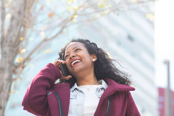 Portret Van Vrolijke Jonge Zwarte Vrouw Praten Mobiele Telefoon Buiten — Stockfoto