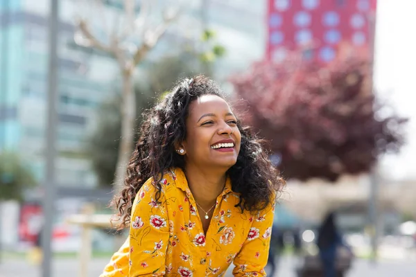 Portret Van Een Vrolijke Jonge Afrikaanse Vrouw Die Glimlacht Stad — Stockfoto