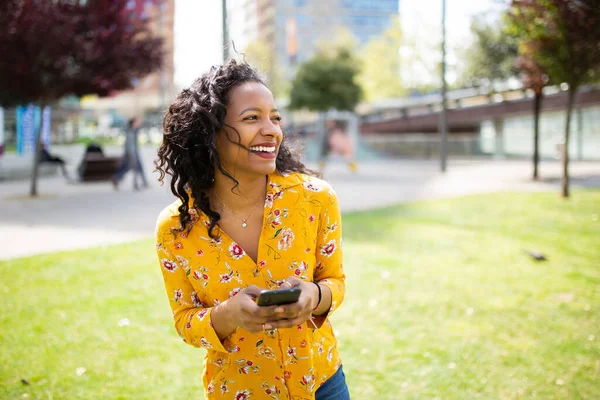 Portret Van Een Mooie Jonge Afrikaans Amerikaanse Vrouw Met Mobiele — Stockfoto