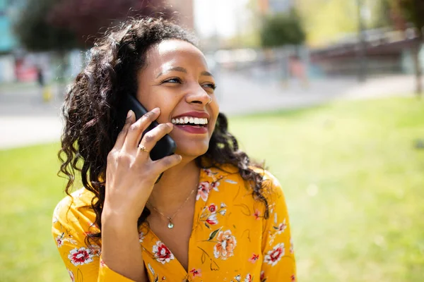 Retrato Cerca Joven Afroamericana Riéndose Hablando Por Teléfono Móvil Afuera —  Fotos de Stock