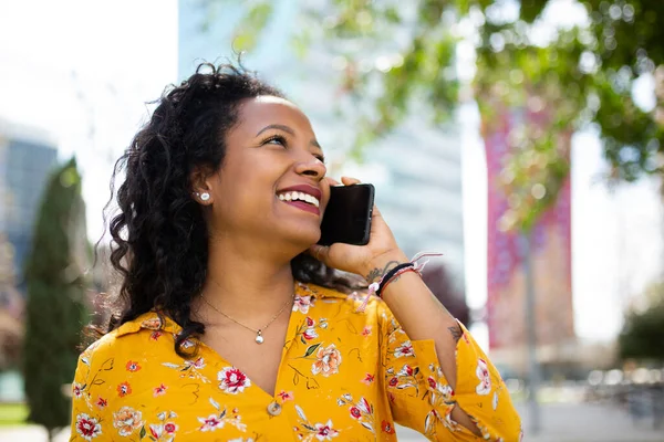 Крупный План Портрета Красивой Молодой Африканской Женщины Разговаривающей Мобильному Телефону — стоковое фото