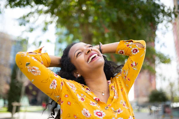 Cerca Retrato Alegre Joven Africana Sonriendo Con Las Manos Detrás — Foto de Stock