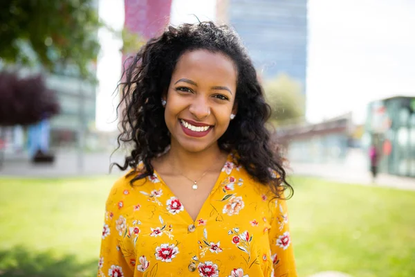 Retrato Cerca Una Atractiva Joven Afroamericana Sonriendo Afuera —  Fotos de Stock