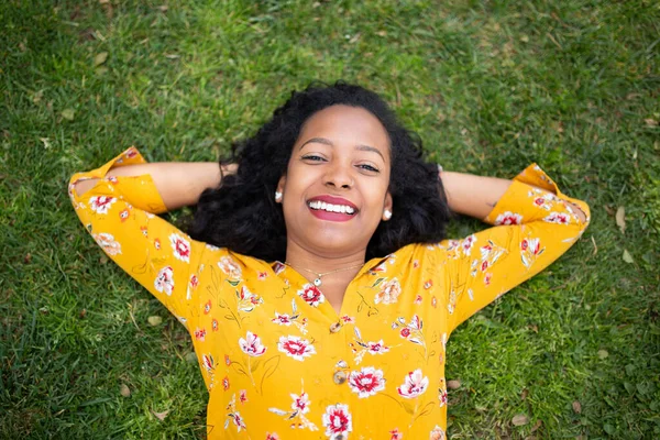 Retrato Desde Arriba Una Sonriente Mujer Negra Acostada Hierba Con —  Fotos de Stock