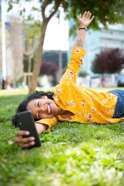 Portret Van Zorgeloze Afrikaanse Vrouw Liggend Gras Selfie Met Mobiele — Stockfoto