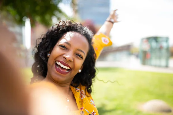 Close Selfie Portret Van Glimlachende Afrikaanse Jonge Vrouw Buiten — Stockfoto