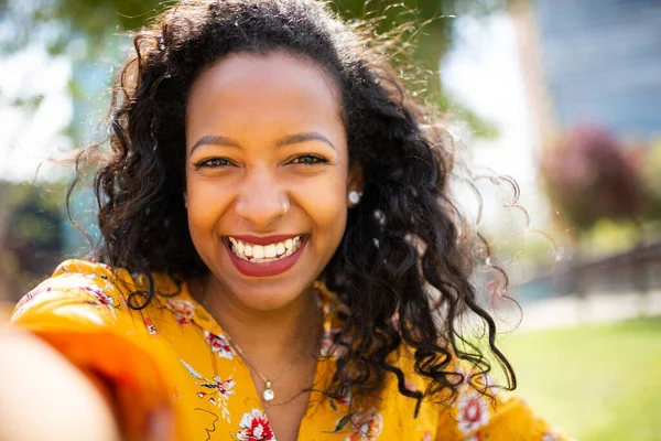 Retrato Cerca Una Mujer Afroamericana Bastante Joven Tomando Selfie Afuera — Foto de Stock