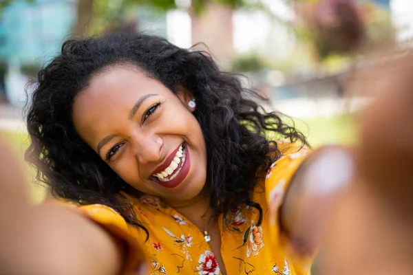 Retrato Cerca Una Joven Negra Despreocupada Tomando Selfie Afuera — Foto de Stock