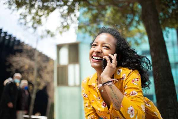 Portret Wesołej Młodej Mieszanej Rasy Kobiety Rozmawiającej Przez Telefon Komórkowy — Zdjęcie stockowe