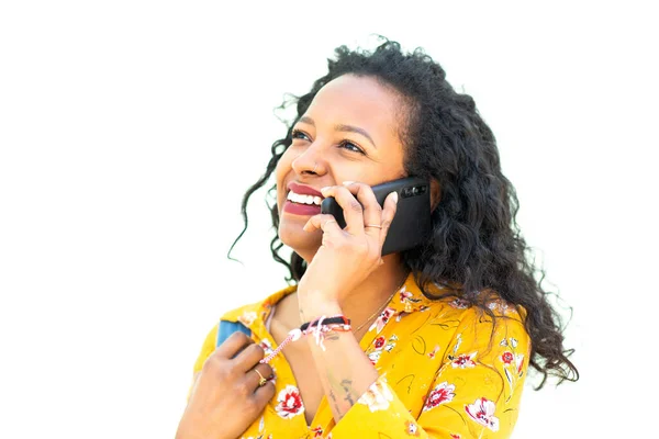 Närbild Porträtt Glad Ung Afrikansk Amerikansk Kvinna Talar Mobiltelefon Mot — Stockfoto