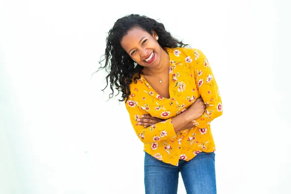 Portret Van Modieuze Jonge Afro Amerikaanse Vrouw Met Armen Gekruist — Stockfoto