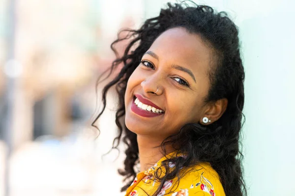 Primer Plano Retrato Una Hermosa Joven Africana Apoyada Pared Mirando —  Fotos de Stock