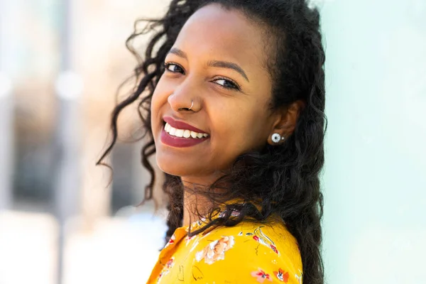 Retrato Cerca Una Joven Africana Sonriente Apoyada Pared Mirando Cámara —  Fotos de Stock