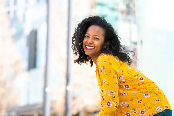 Portret Van Aantrekkelijke Jonge Afrikaan Amerikaanse Vrouw Kijken Naar Camera — Stockfoto