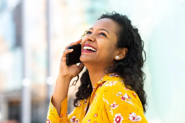 Primer Plano Retrato Joven Mujer Afroamericana Feliz Hablando Por Teléfono — Foto de Stock