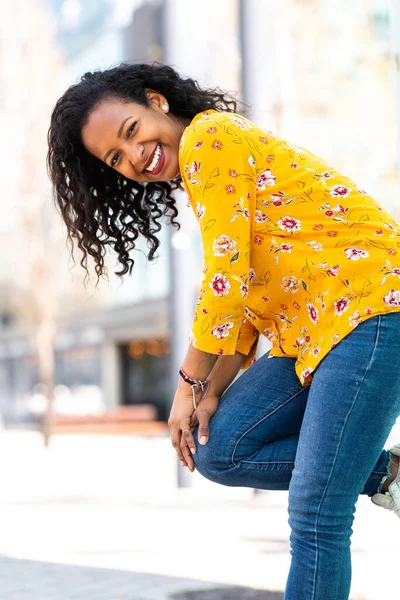 Retrato Una Joven Negra Sonriente Inclinada Pared Mirando Cámara —  Fotos de Stock