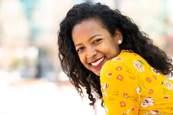 Retrato Cerca Una Joven Africana Sonriente Mirando Cámara — Foto de Stock