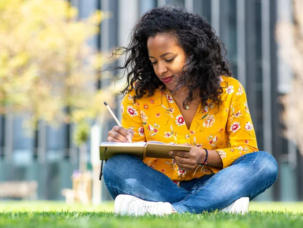 Retrato Una Atractiva Joven Africana Sentada Hierba Afuera Escribiendo Libro —  Fotos de Stock